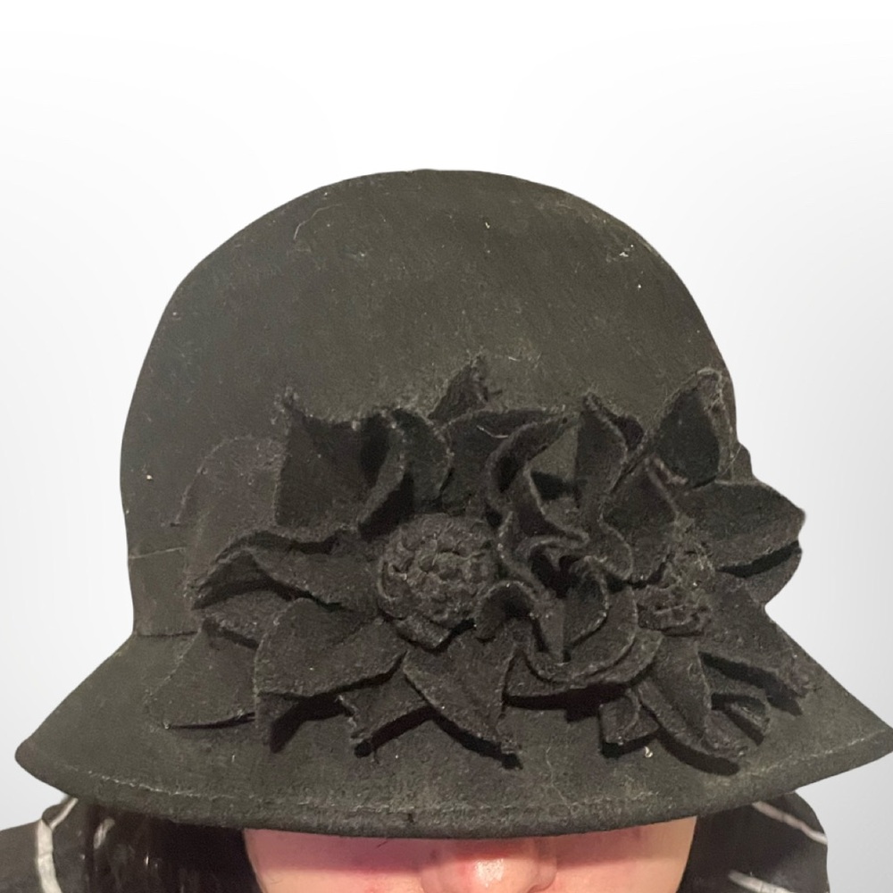 Vintage Style Black 100% Wool Felt Cloche Hat Floral Applique Flapper 1920s